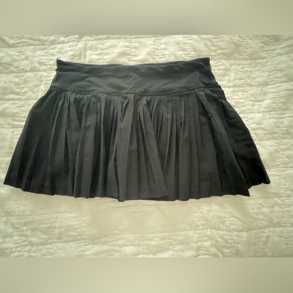 Lululemon black pleat to street skirt size 6